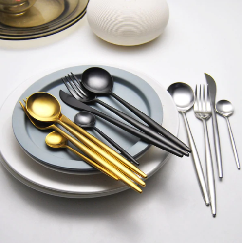 Skanto | LUXURIÖSES UNBEHANDELTES STAHL 24-TEILIGES GOLD-SILBER BESTECKSSET