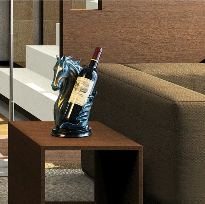 Skanto | SteedCellar – Stilvoller Pferde-Weinhalter