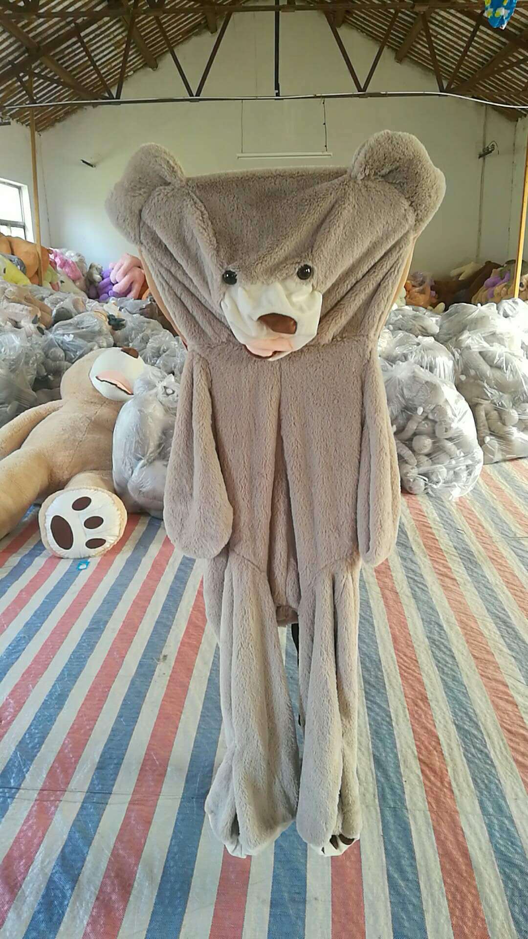 Skanto | Gigantischer Plüsch-Teddybär – HugHero