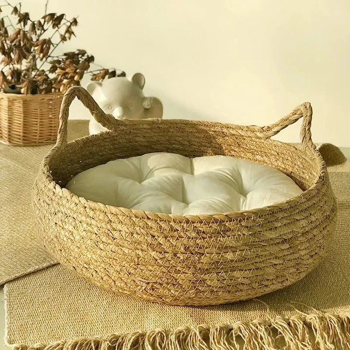 Skanto | Handgeflochtenes Katzenbett mit saisonalem Kissen