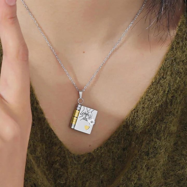 Skanto | Memory Book Hanger Halskette – Symbolischer Schmuck mit einer liebevollen Botschaft