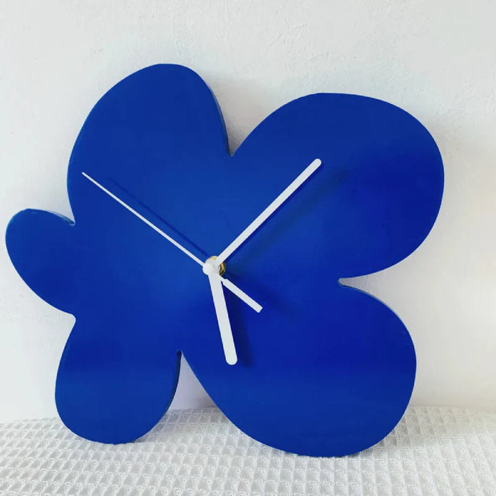 Skanto | Hellblaue geometrische Wanduhr