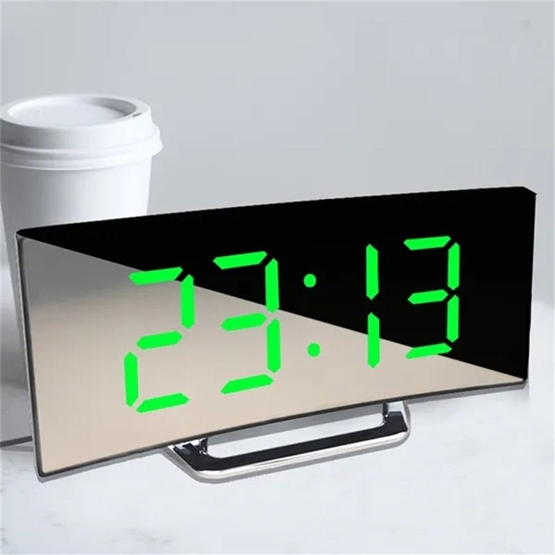 Skanto | LED Digitalwecker – Gebogenes Spiegeldisplay, Schlummerfunktion Tischuhr, Elektronische Desktop-Anzeige, Schlaf- und Wohnzimmerdekor