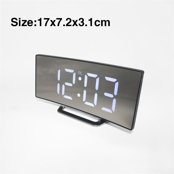 Skanto | LED Digitalwecker – Gebogenes Spiegeldisplay, Schlummerfunktion Tischuhr, Elektronische Desktop-Anzeige, Schlaf- und Wohnzimmerdekor