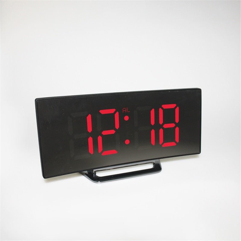 Skanto | LED Digitalwecker – Gebogenes Spiegeldisplay, Schlummerfunktion Tischuhr, Elektronische Desktop-Anzeige, Schlaf- und Wohnzimmerdekor