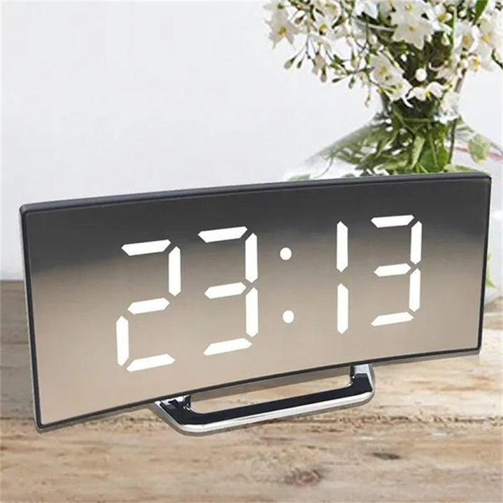 Skanto | LED Digitalwecker – Gebogenes Spiegeldisplay, Schlummerfunktion Tischuhr, Elektronische Desktop-Anzeige, Schlaf- und Wohnzimmerdekor