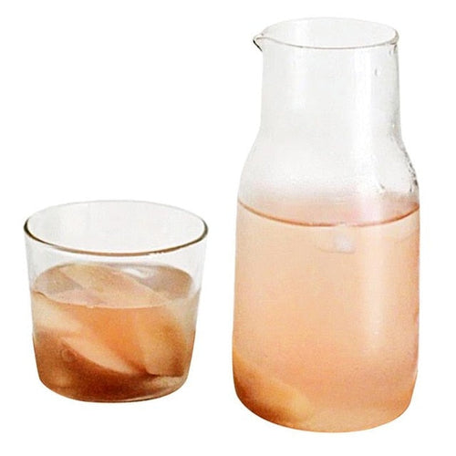 Karaffe und Glas im lebendigen Wasserglas-Design