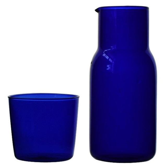 Karaffe und Glas im lebendigen Wasserglas-Design