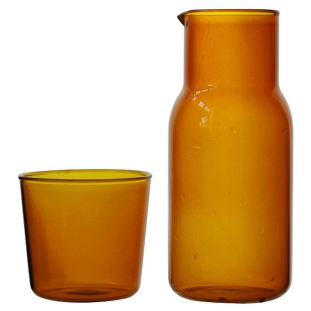 Karaffe und Glas im lebendigen Wasserglas-Design