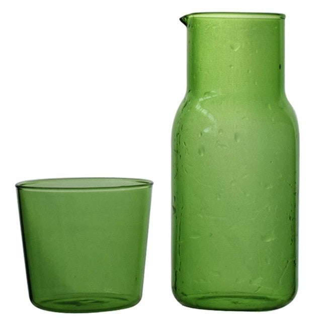 Karaffe und Glas im lebendigen Wasserglas-Design