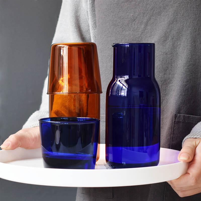 Karaffe und Glas im lebendigen Wasserglas-Design