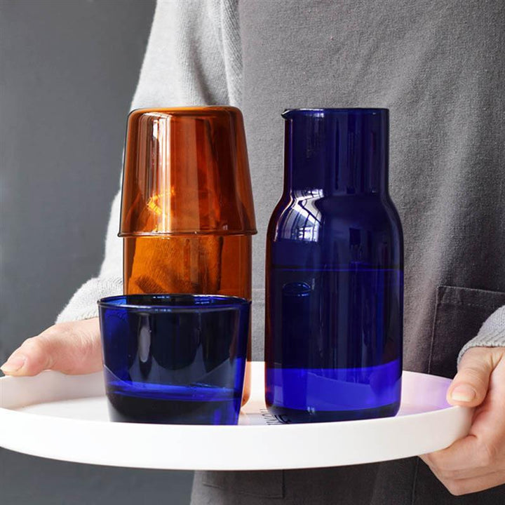 Karaffe und Glas im lebendigen Wasserglas-Design