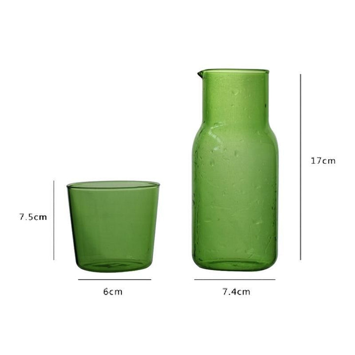 Karaffe und Glas im lebendigen Wasserglas-Design