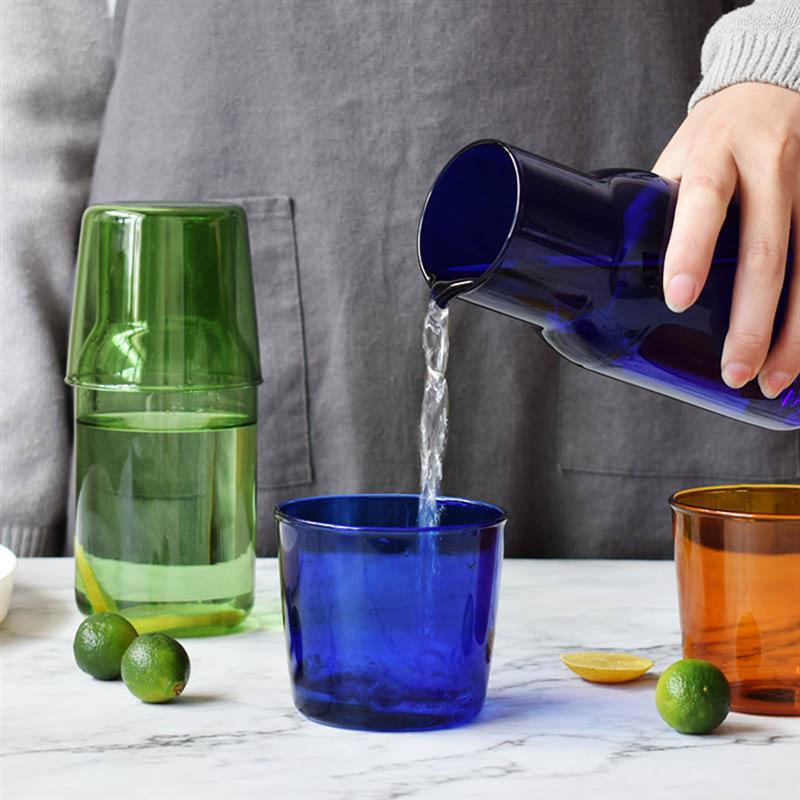 Karaffe und Glas im lebendigen Wasserglas-Design
