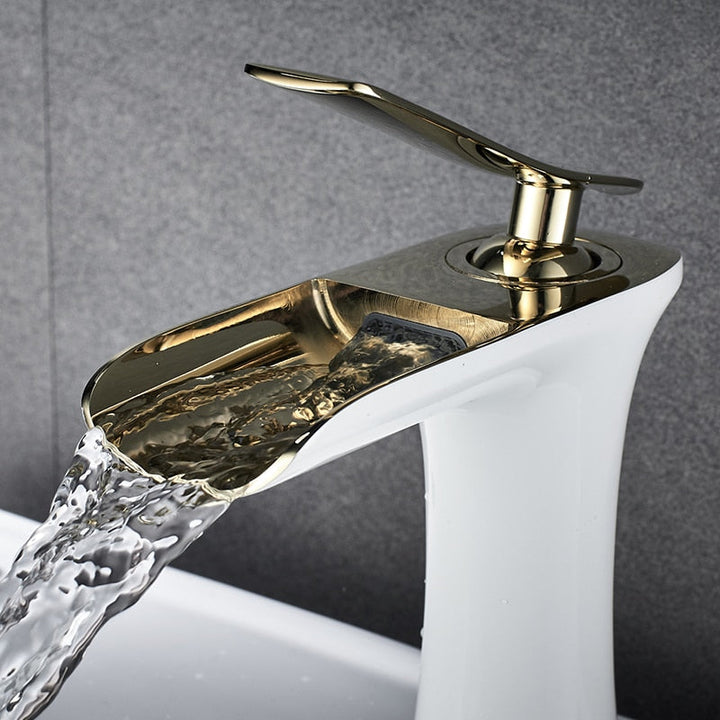 Skanto | Moderne Wasserfall-Badarmatur – Stilvolles Design & eleganter Wasserfluss