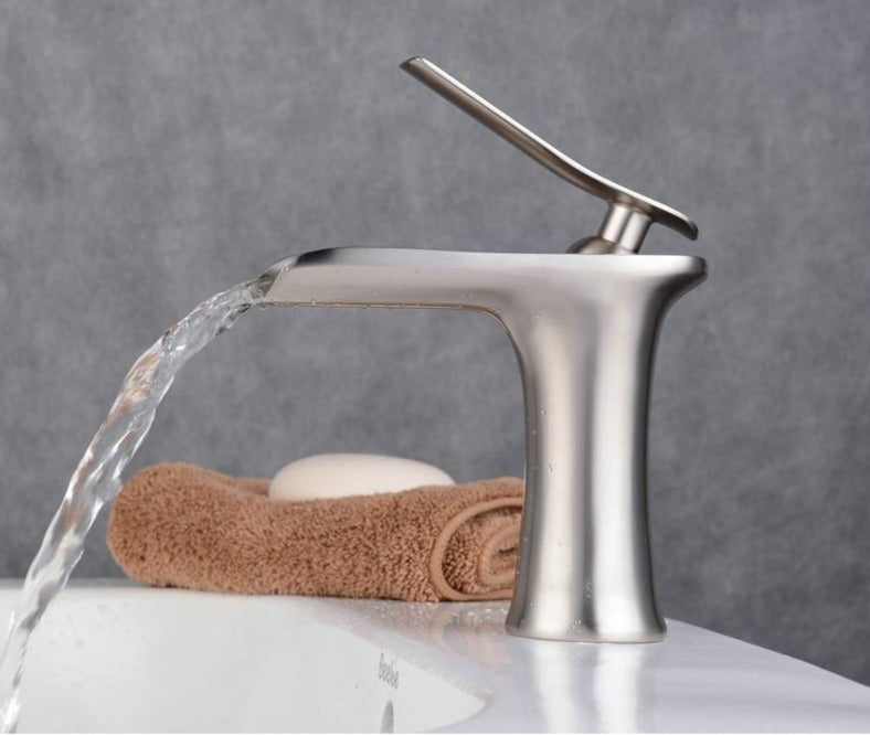 Skanto | Moderne Wasserfall-Badarmatur – Stilvolles Design & eleganter Wasserfluss