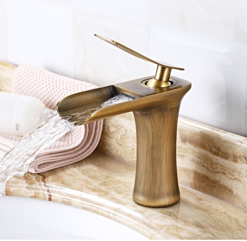 Skanto | Moderne Wasserfall-Badarmatur – Stilvolles Design & eleganter Wasserfluss