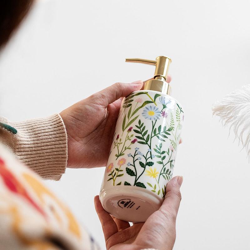 Skanto | Keramik-Seifenspender mit Blumenmotiv