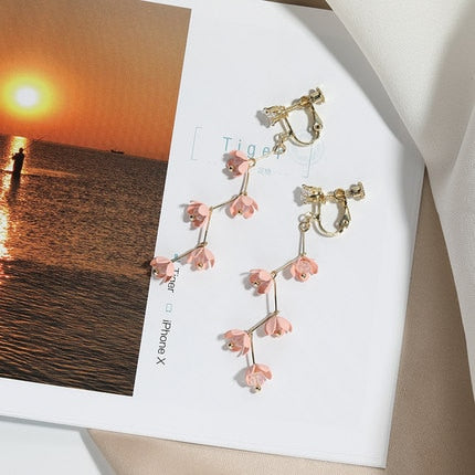 Skanto | Lange Strass-Kristall-Pink-Sakura-Blume mit Zirkon-Clip-Ohrringen
