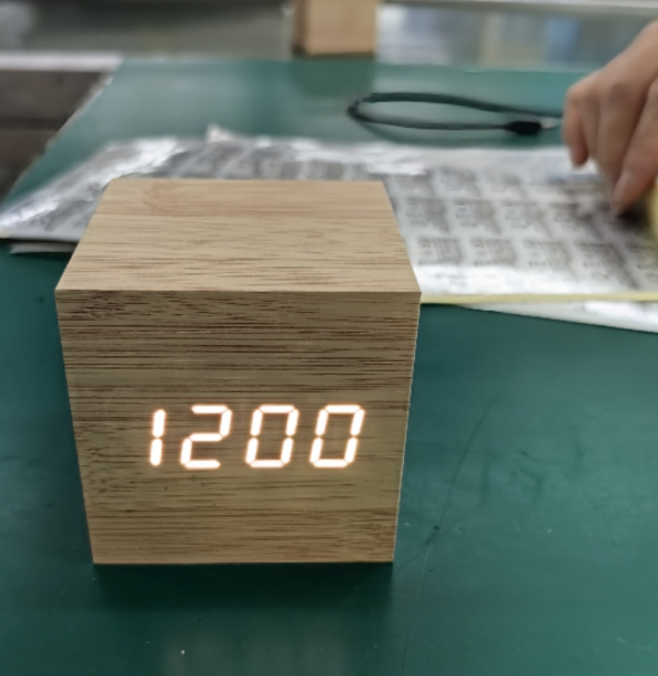 Skanto | Cube Digitale Tischuhr Moderne Inneneinrichtung