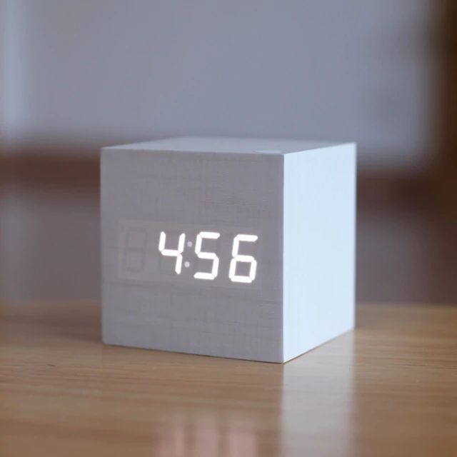 Skanto | Cube Digitale Tischuhr Moderne Inneneinrichtung