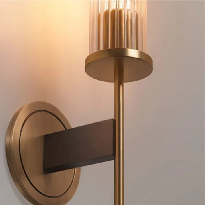 Skanto | Möni | Moderne Wandleuchte mit geripptem Glas und Messing-Finish