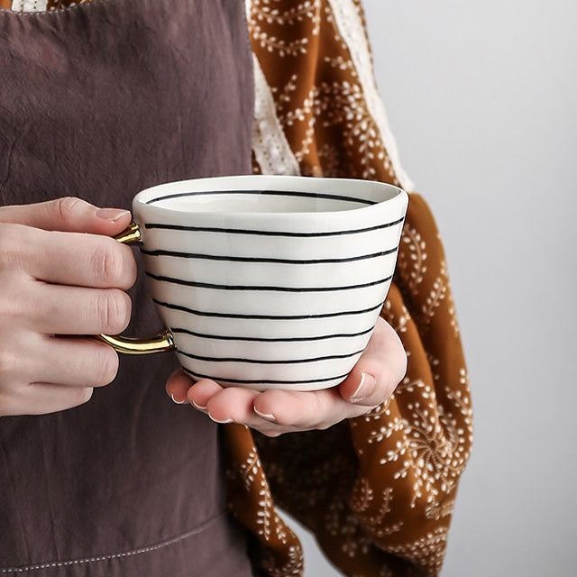 Skanto | Tasse mit abstraktem geometrischem Muster und Goldgriff