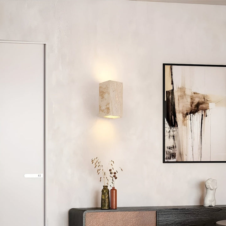 Skanto | Travertin-Wandlampe für eine warme und elegante Atmosphäre
