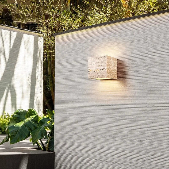 Skanto | Travertin-Wandlampe für eine warme und elegante Atmosphäre