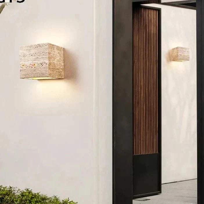 Skanto | Travertin-Wandlampe für eine warme und elegante Atmosphäre